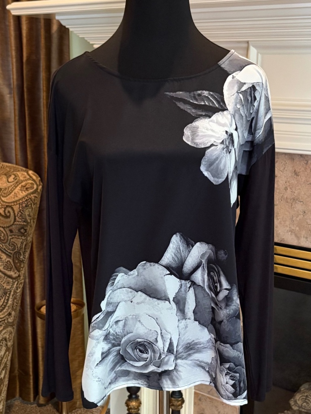 CHICO’S Black White and Gray Floral Long Sleeved Top Size M